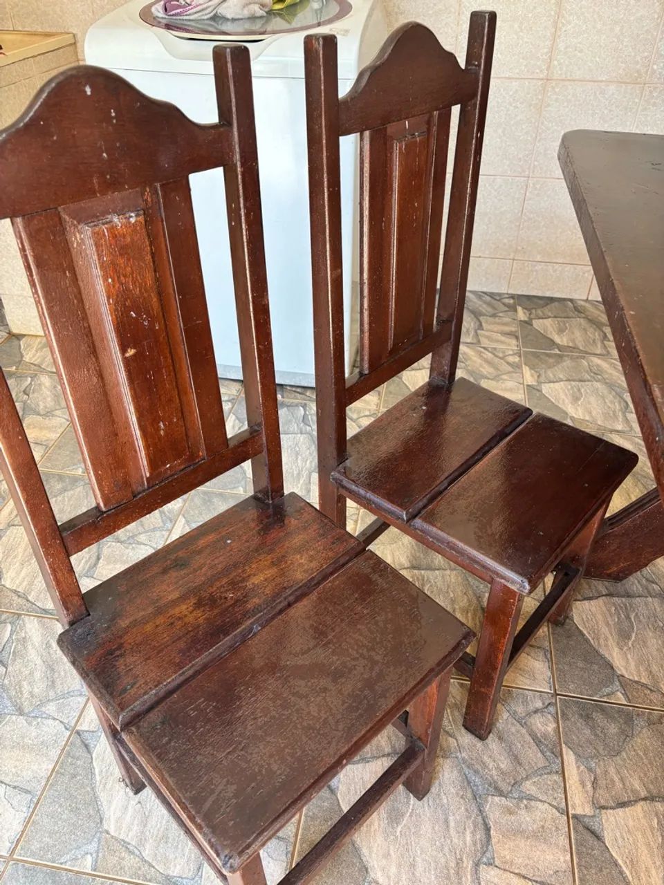 Mesa de madeira maciça com dez cadeiras  - Foto 3