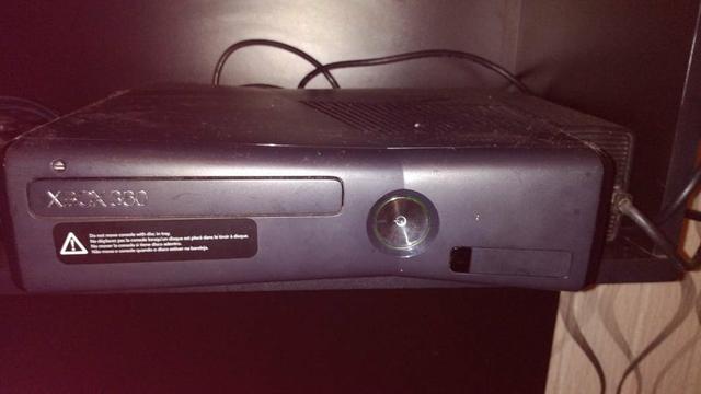 Xbox 360 4GB + 4 Jogos Originais