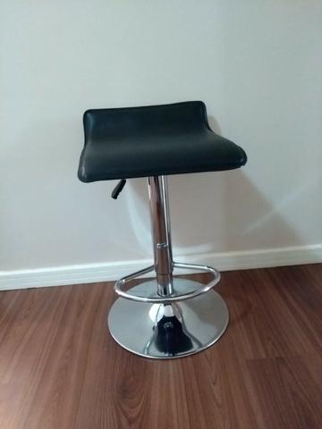 Banqueta com assento de couro