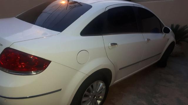 Fiat Linea Essence bem conservado