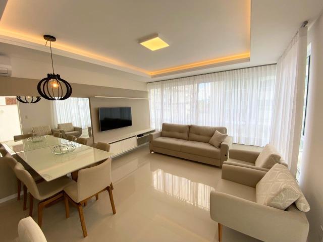 Apartamento três dormitórios decorado com terraço