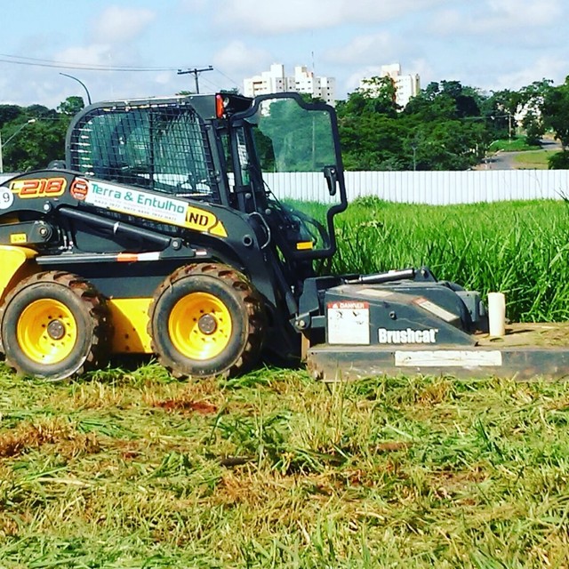 Rocagem ,limpeza , valetas com Bobcat é miniescavadeira 