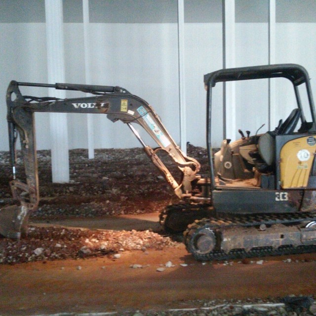 Rocagem ,limpeza , valetas com Bobcat é miniescavadeira  - Foto 3