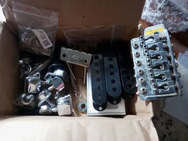 Kit Acessórios para Guitarra Stratocaster fender e Encordoamento Guitarra Solez .010