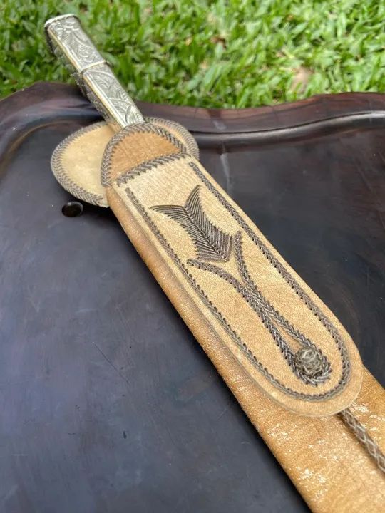 Faca gaúcha da cutelaria Redomão com cabo em alpaca e bainha em couro cru - Foto 4