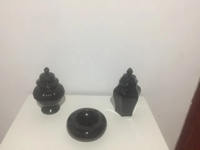 2 potes de cerâmica e um cinzeiro decorativos , lindíssimos !!!