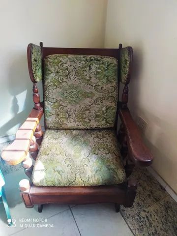 Poltrona de Balanço madeira maciça e revestimento de tecido. Leia a descrição!