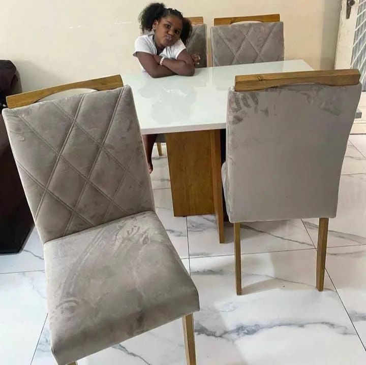 Conjunto de Mesa de Jantar Elegante com 4 Cadeiras - Foto 4