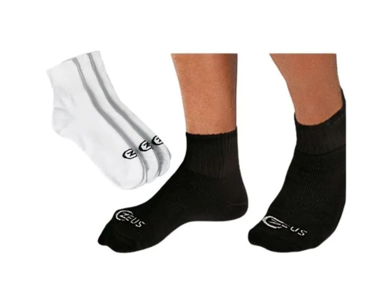 Kit com  Pacote com 3 pares de meias brancas  ou pretas 
