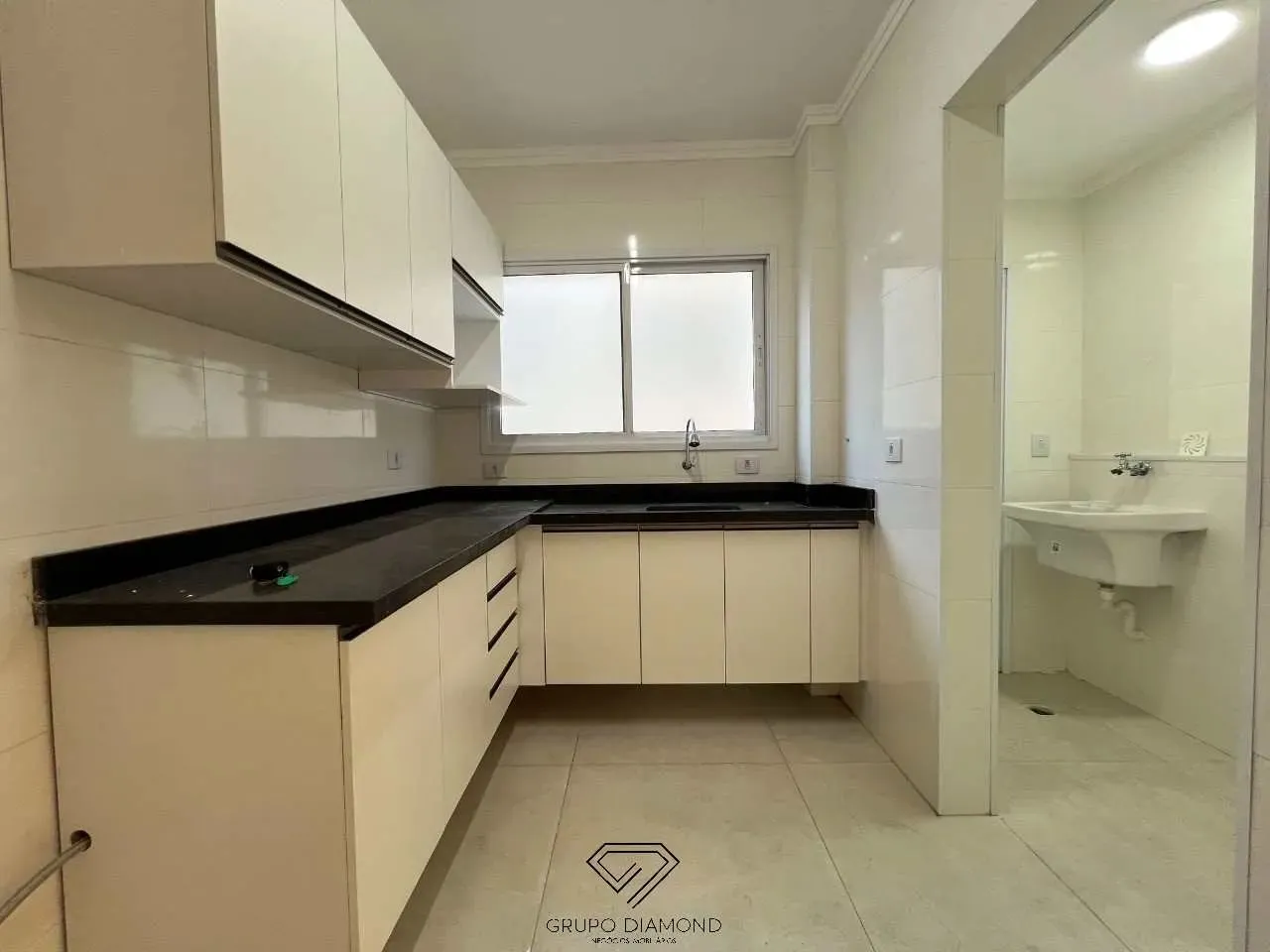 Apartamento para locação em Praia Grande-SP, bairro Caiçara: 2 quartos, 1 suíte, 1 sala, 2