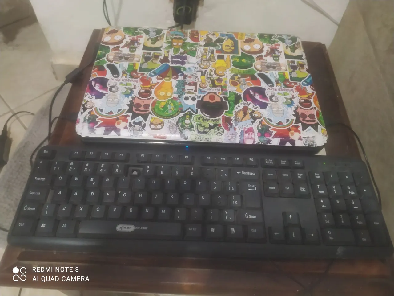Notebook com adesivos Rick and Morty e teclado