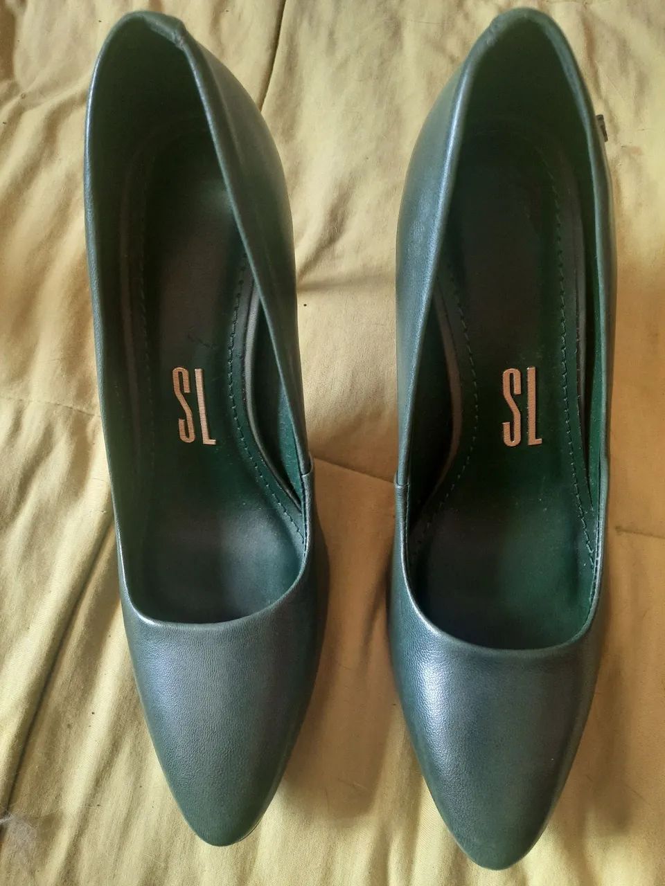 Scarpin verde de couro 