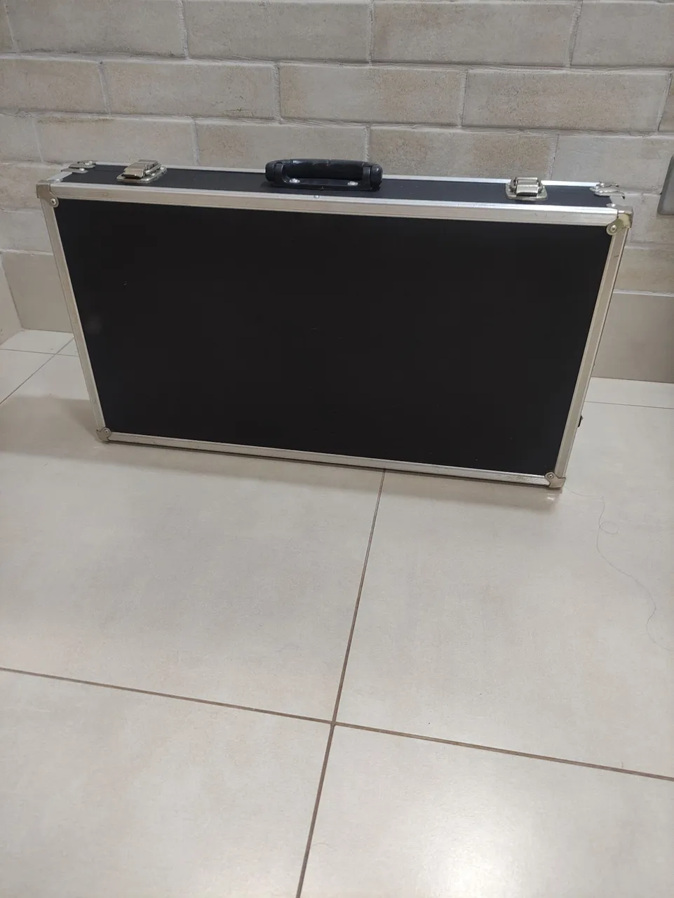 Pedalboard com Case Rígido 65x35 - Usado, Muito Conservado