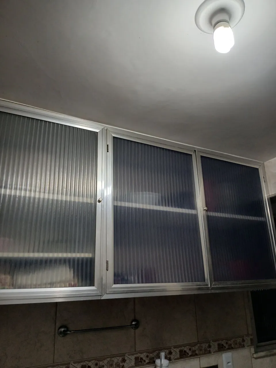 Armário de cozinha com portas de acrílico