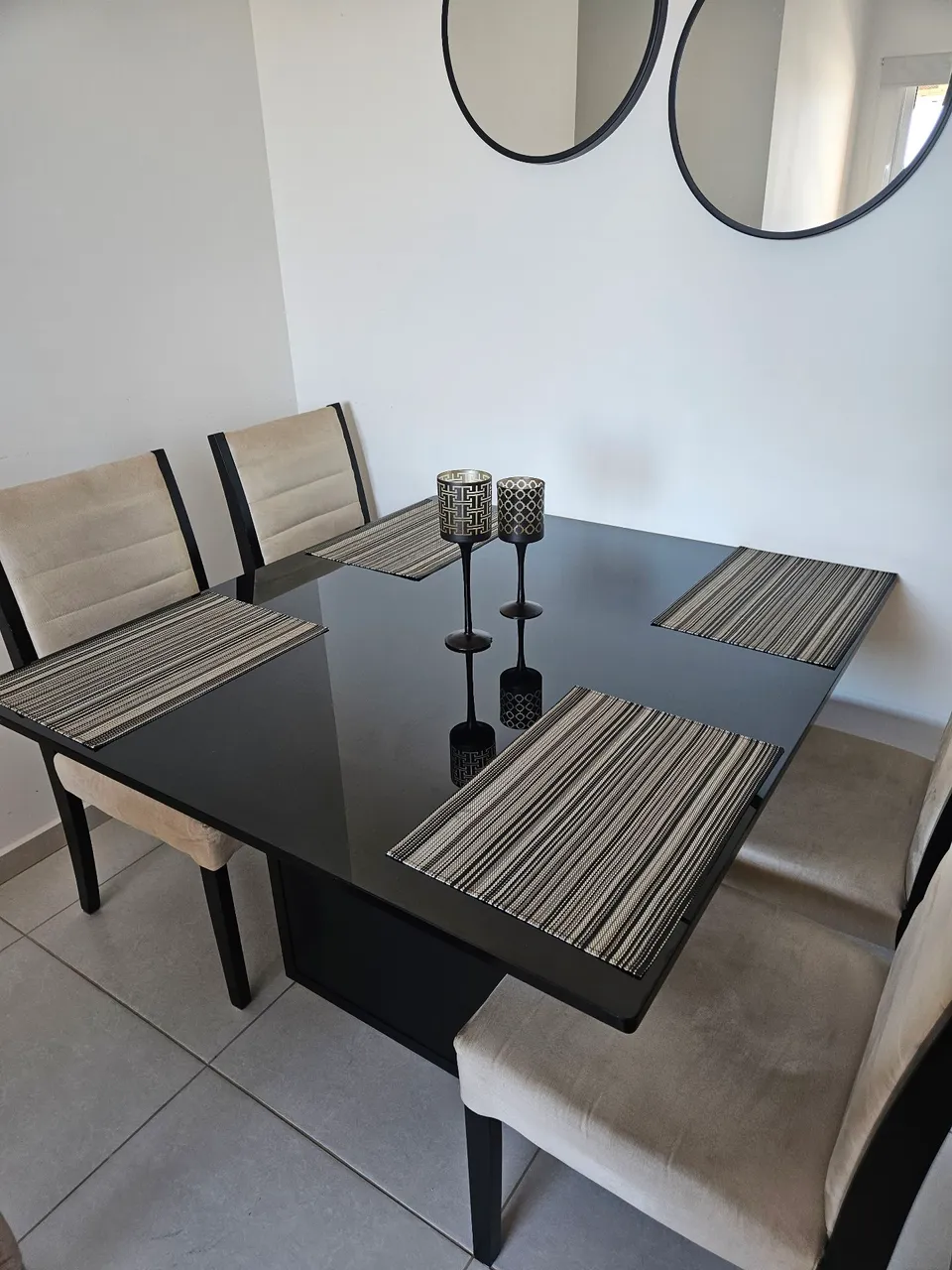 Mesa de Jantar Quadrada Elegante com 4 Cadeiras