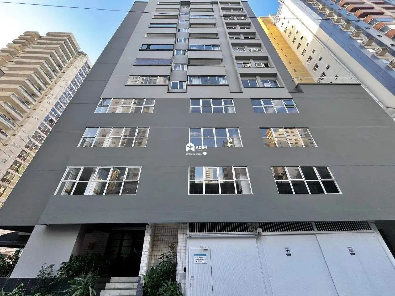 Aluguel Anual: Apartamento 1 quarto mobiliado no centro de Balneário Camboriú.