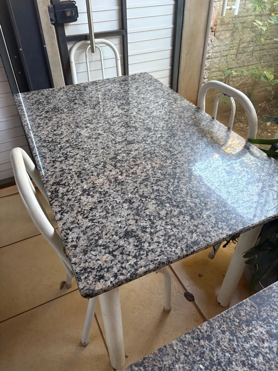 Mesa de metal com tampo de granito