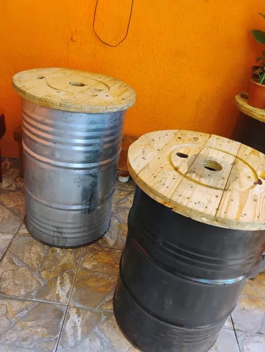 Vende-se dois tambores 200 litros.