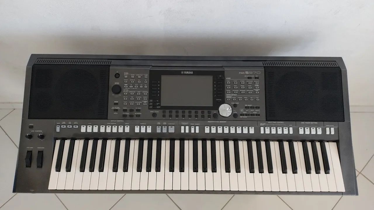 Teclado Yamaha psr s970 faço troca em moto ou iPhone  - Foto 2