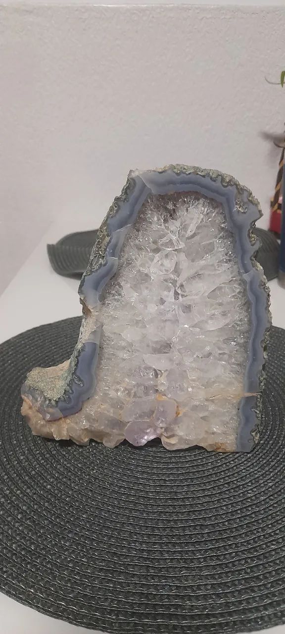 Geodo com cristais com detalhes em tons de azul e branco