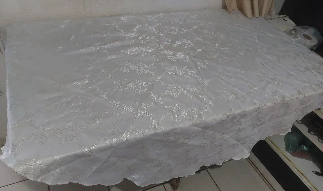 Toalha de Mesa Branca com Detalhes em Renda - Foto 5