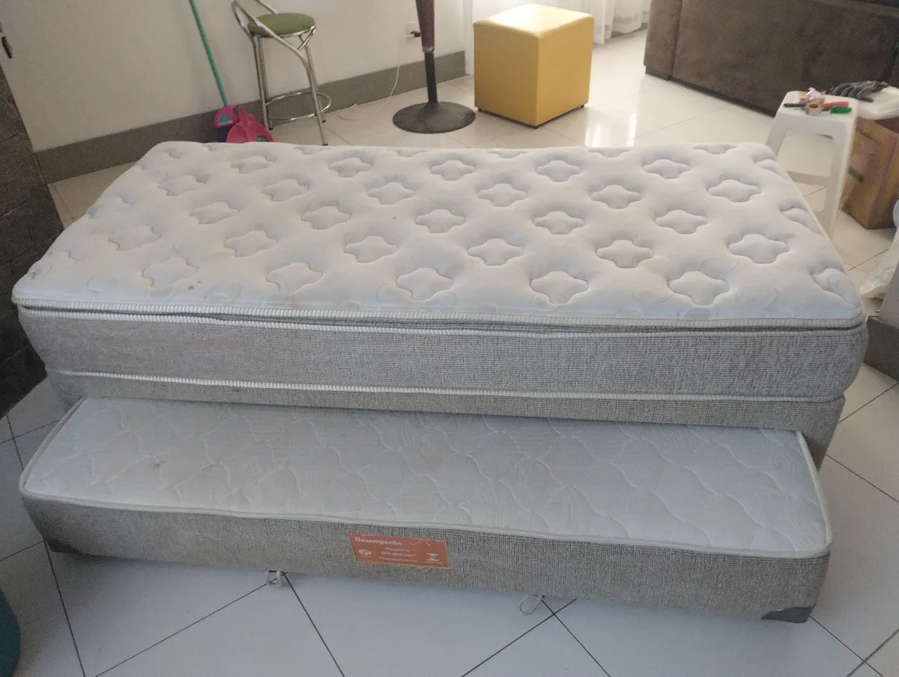 Cama auxiliar box solteiro com colchão extra