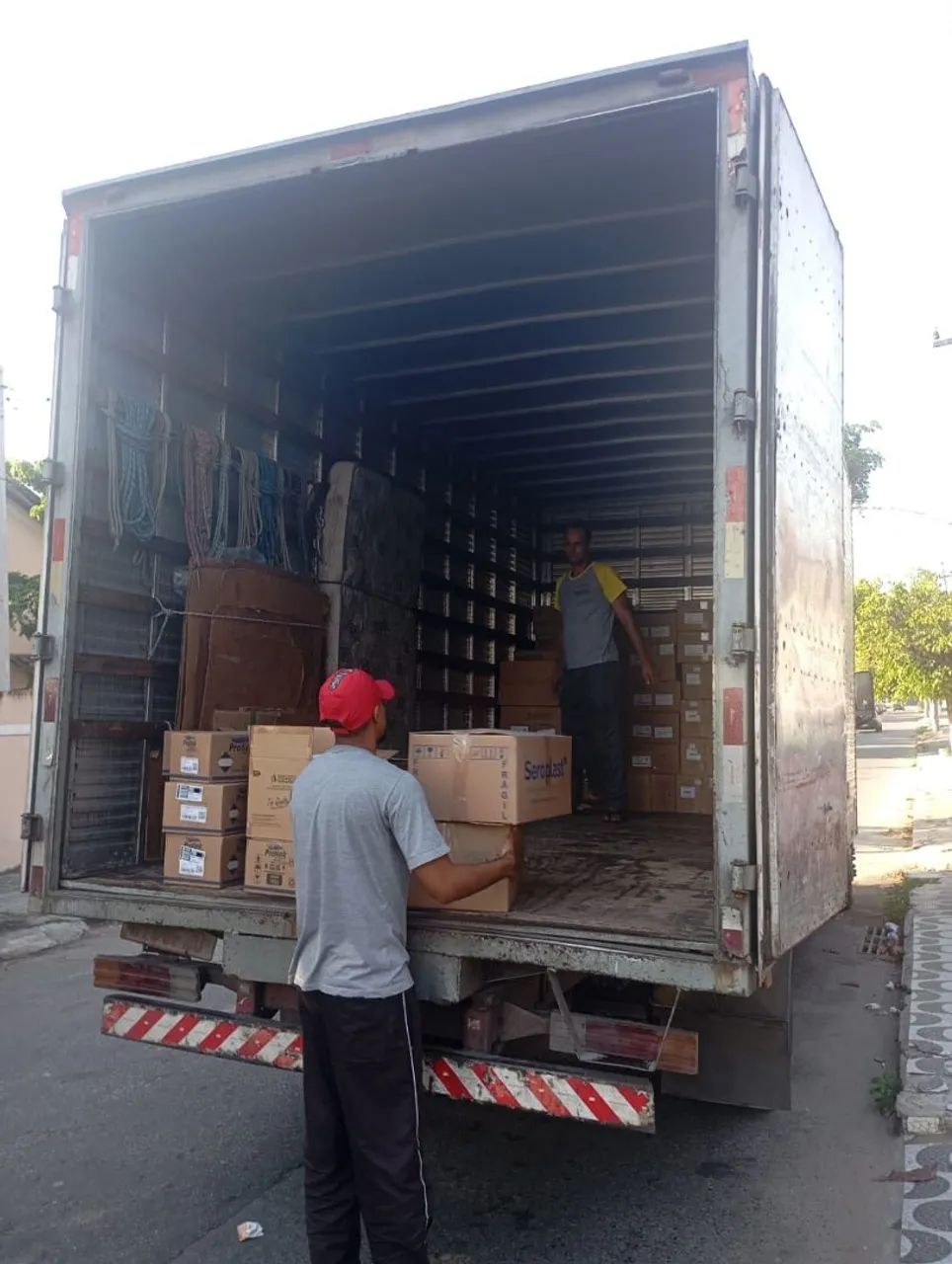 Frete e Mudanças- Caminhão Baú de 5,5m. - Foto 5