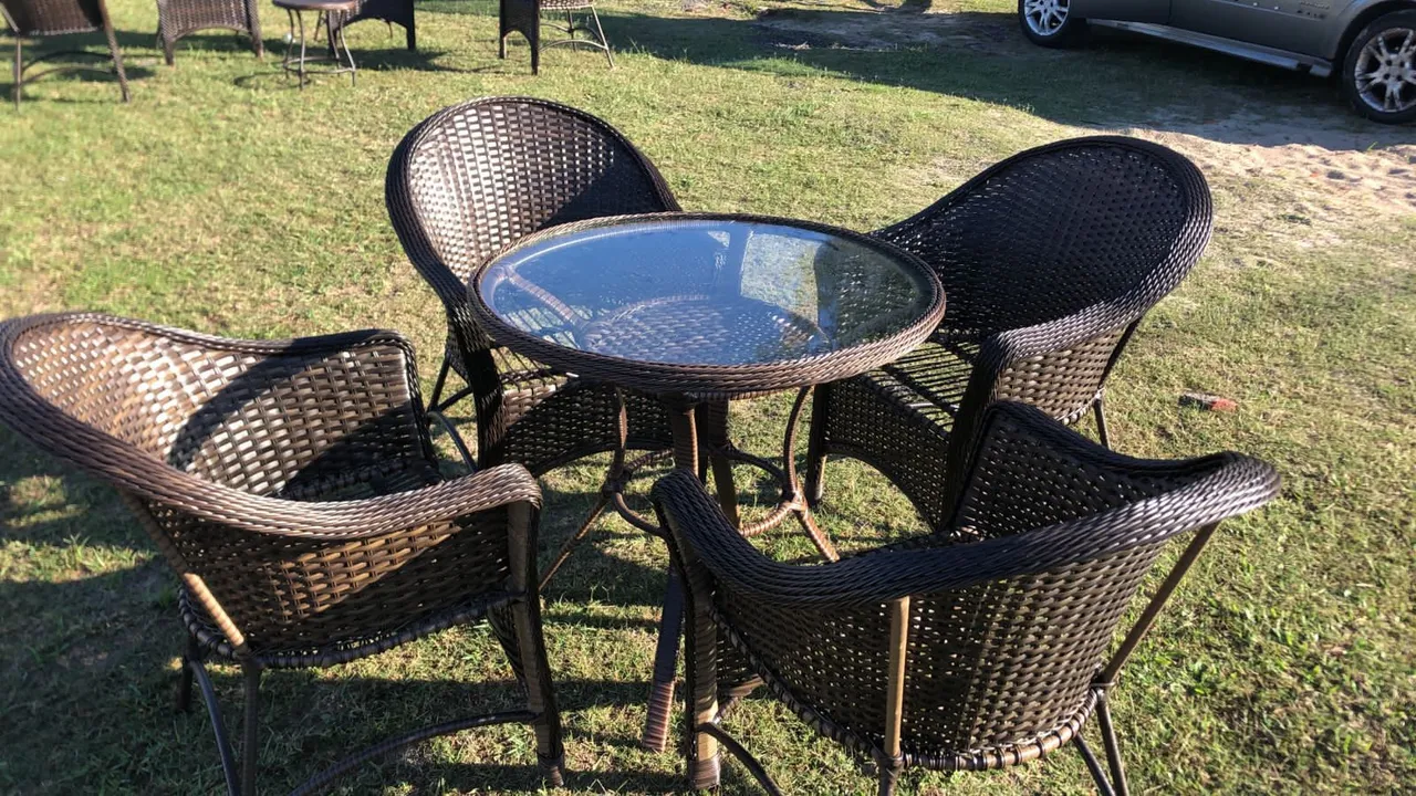 Conjunto Mesa Redonda com 4 Cadeiras de Fibra Sintética