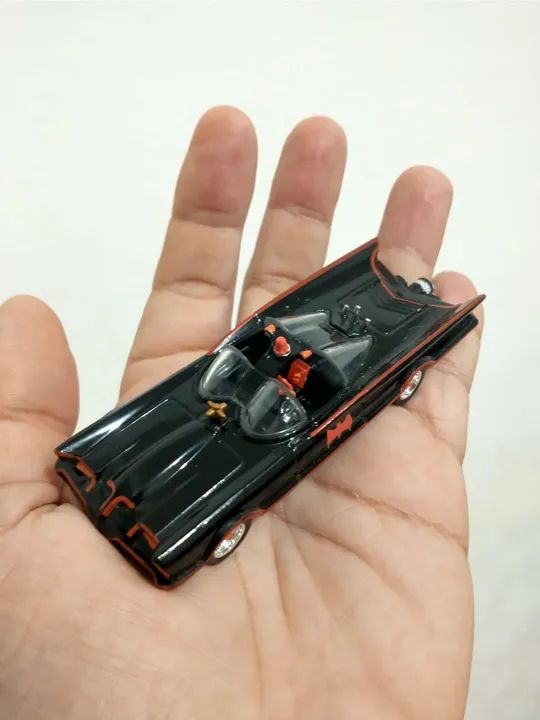Miniatura Batmóvel (Batmobile) Série de TV anos 60 - 1/50 - Hot Wheels - LOOSE - Foto 5