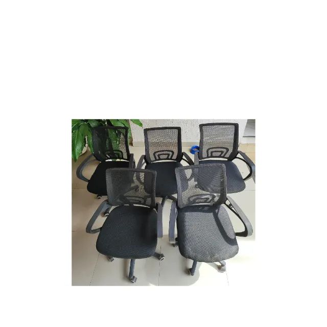 Cadeira giratória de escritório estofada com encosto e apoio de braços