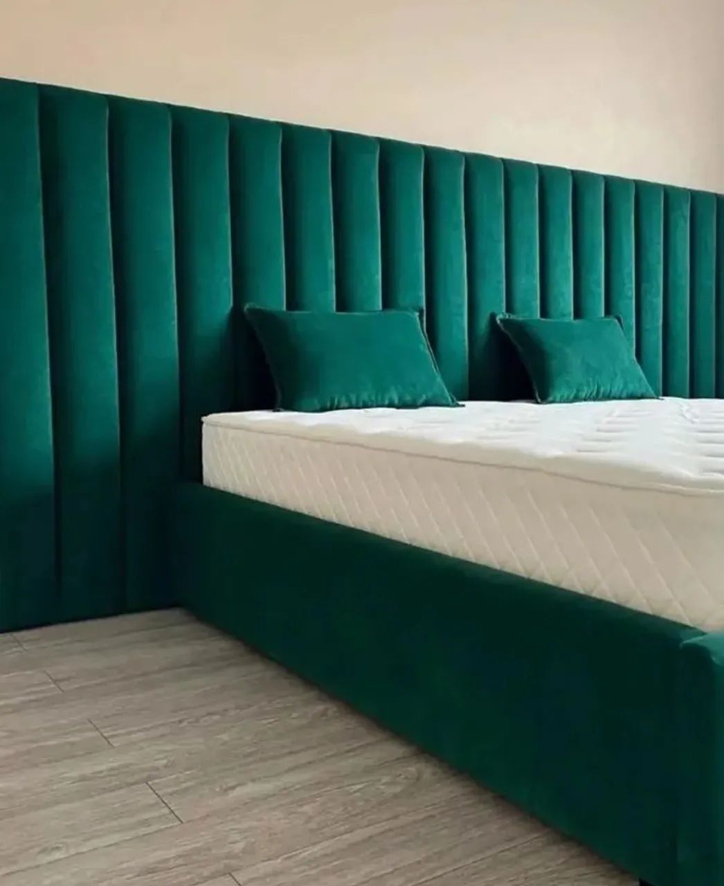 Painéis cabeceira estofada verde esmeralda com cabeceira alta