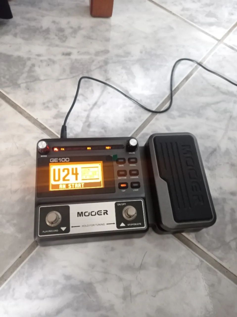Pedaleira Mooer GE100 com fonte 