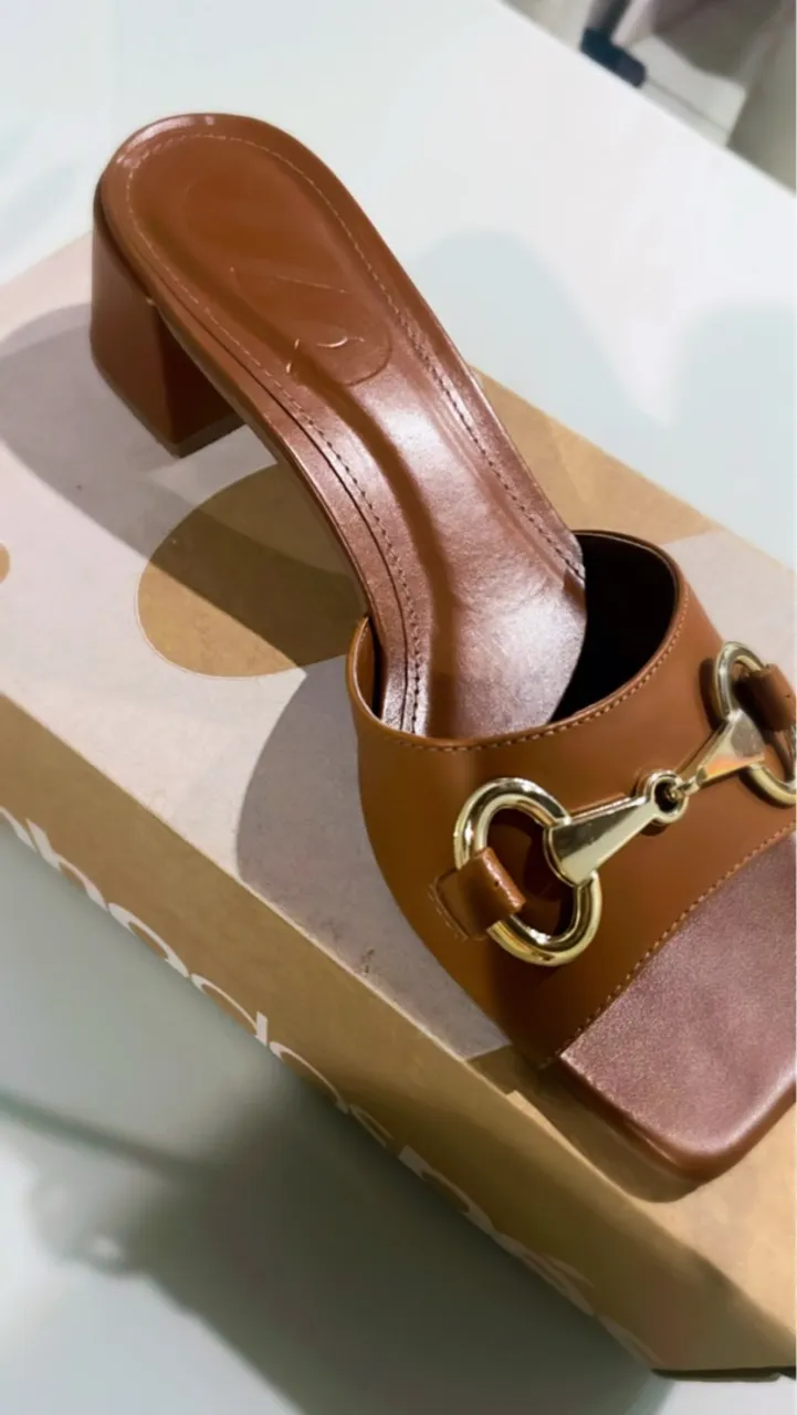 Sandália Marrom Detalhe Dourado - Elegância e Conforto