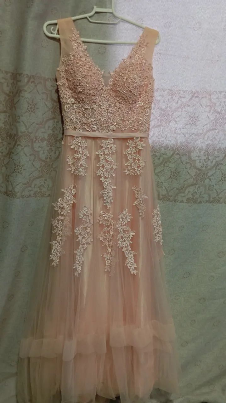 Vestido de festa longo de tule com renda e pérolas