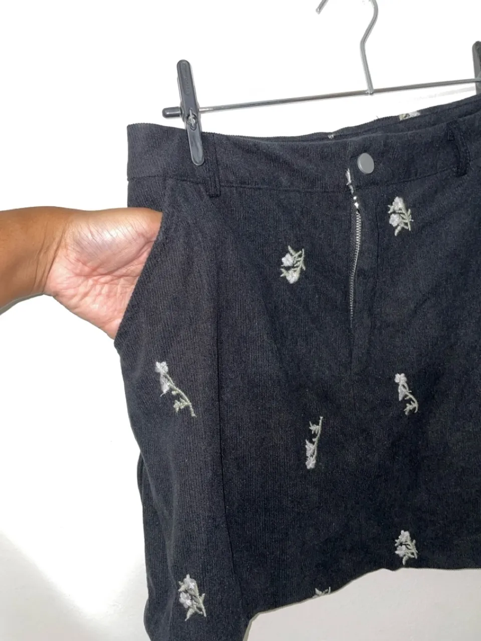 Saia preta bordada com flores