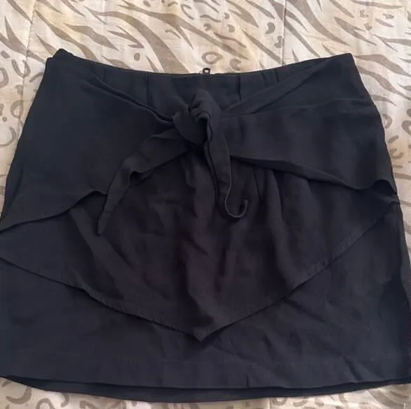 Saia H&M preta com amarração (M)
