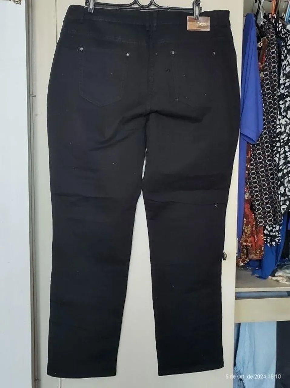 calça plus size cigarrete bordada preta tamanho 52 - Foto 2