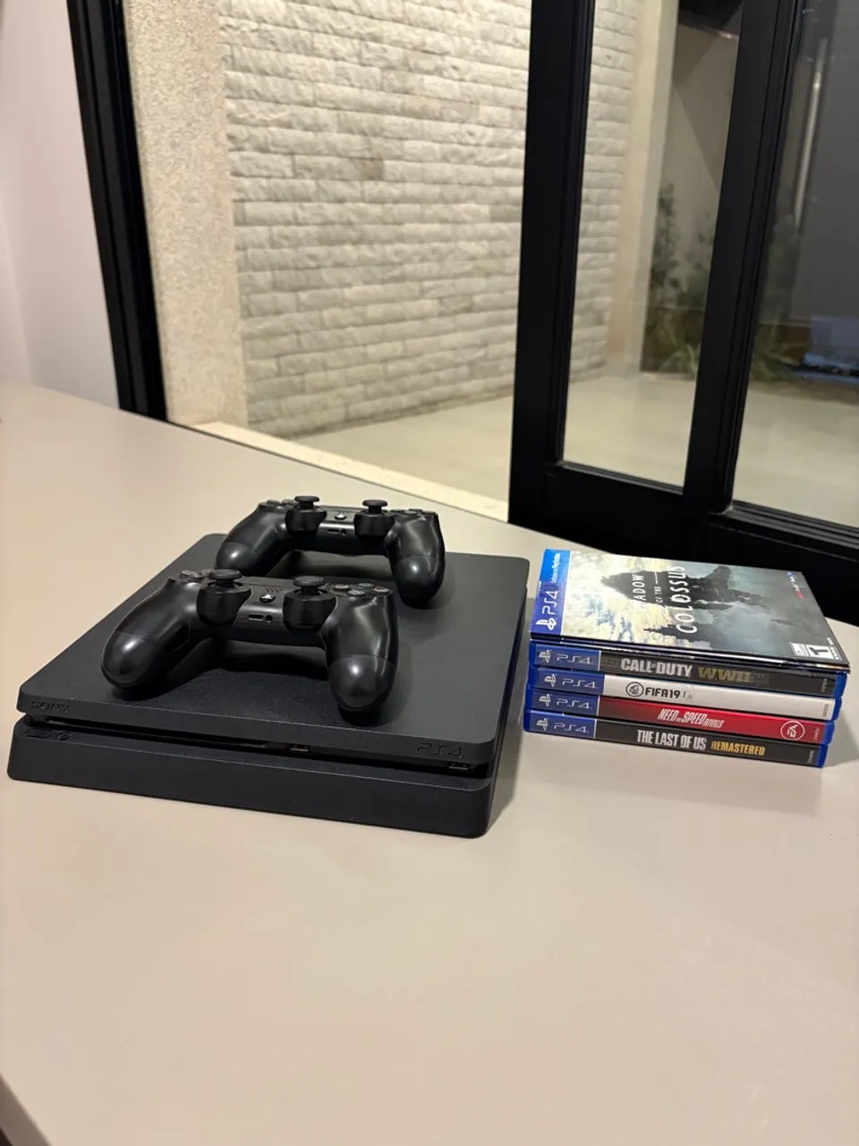 PS4 Slim 1 TB com 2 Controles e Jogos