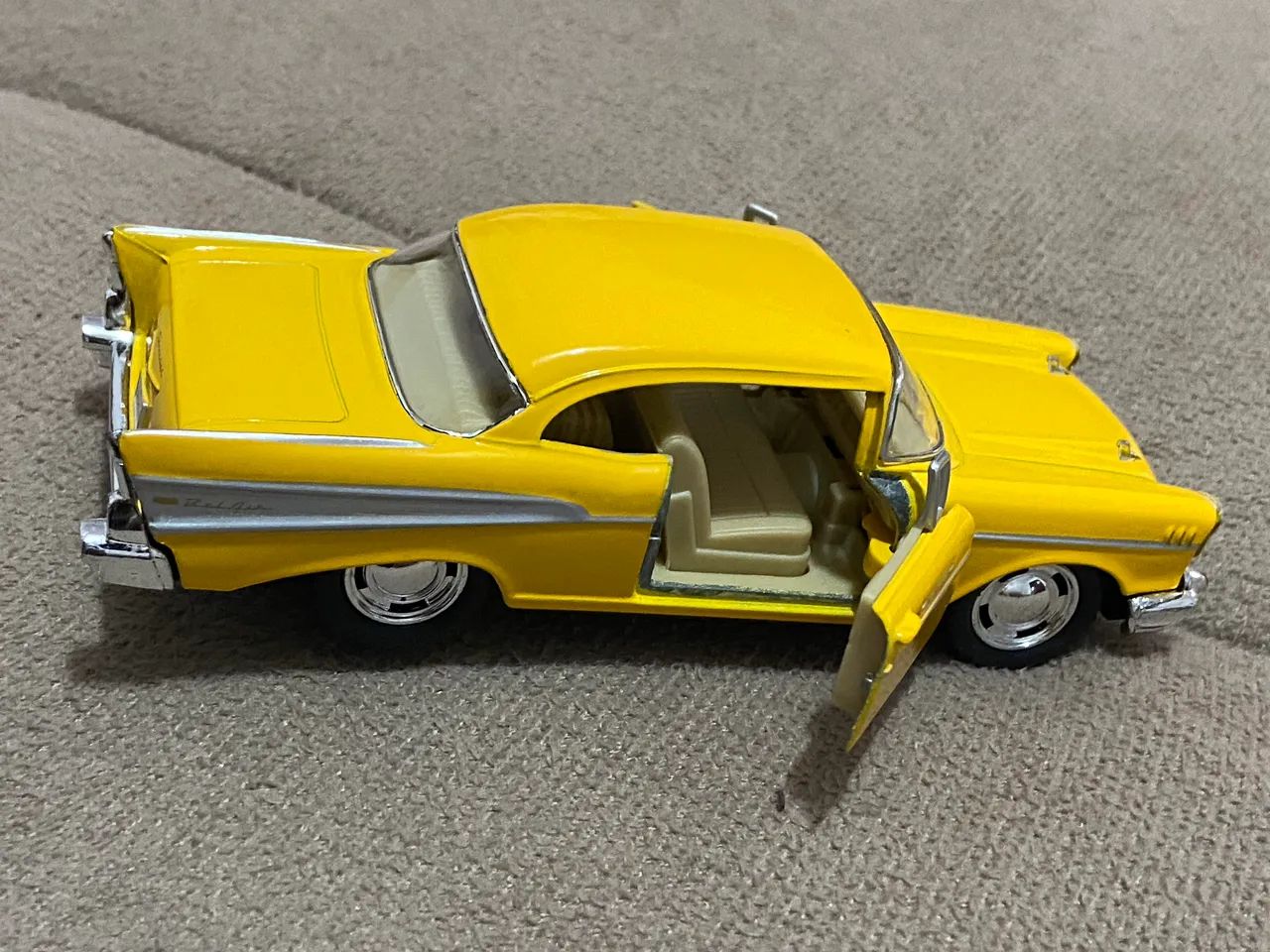 Miniatura 1957 Chevrolet Bel Air - Kinsmart - Escala 1/40
