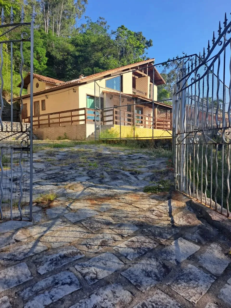 Casa linear com 3 quartos, sendo 2 suítes com closet e varanda e 1 suíte reversível.