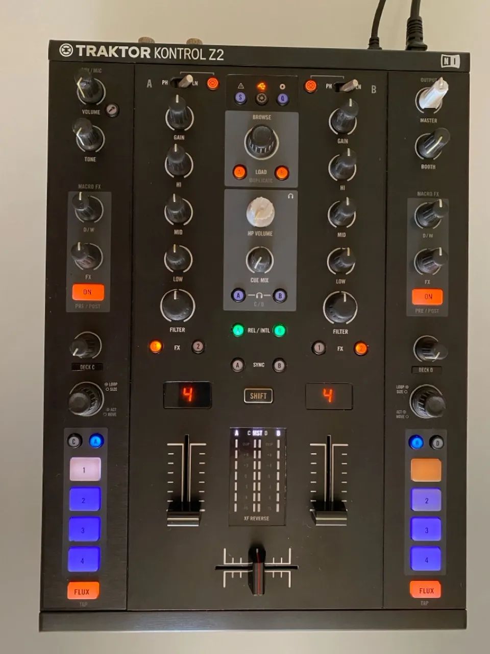 Mixer Traktor Z2 - possibilidade de usar com Serato dj / Ñ é djm