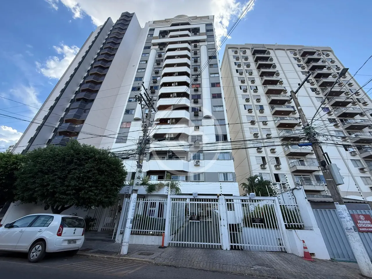 Vende-se apartamento - Bairro Goiabeiras - Edifício Costa Brava 115m² Sol da manhã 3 quart