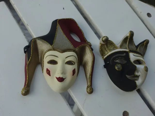 par de máscaras venezianas em porcelana com pintura manual 12cm x 11cm - Foto 4