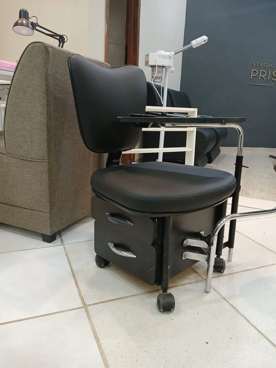 Cadeira de manicure com gaveta e rodinhas , Forno esterilização, suporte para esmaltes.