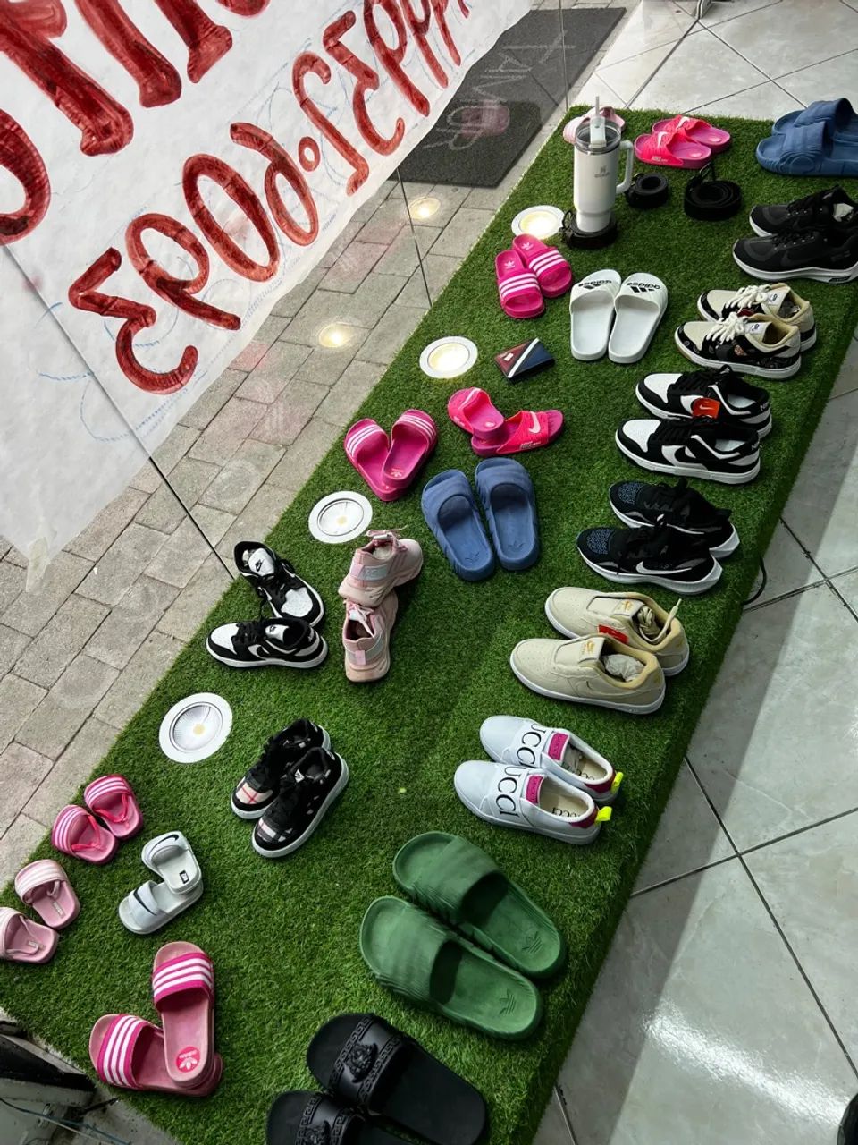 Expositor vitrine loja de sapatos roupas acessórios - Foto 2