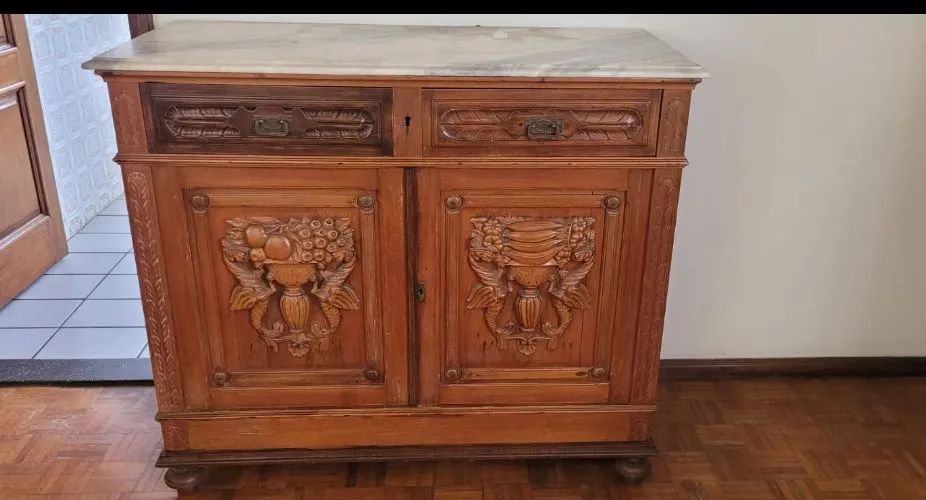 Rack antigo de madeira com detalhes em talha