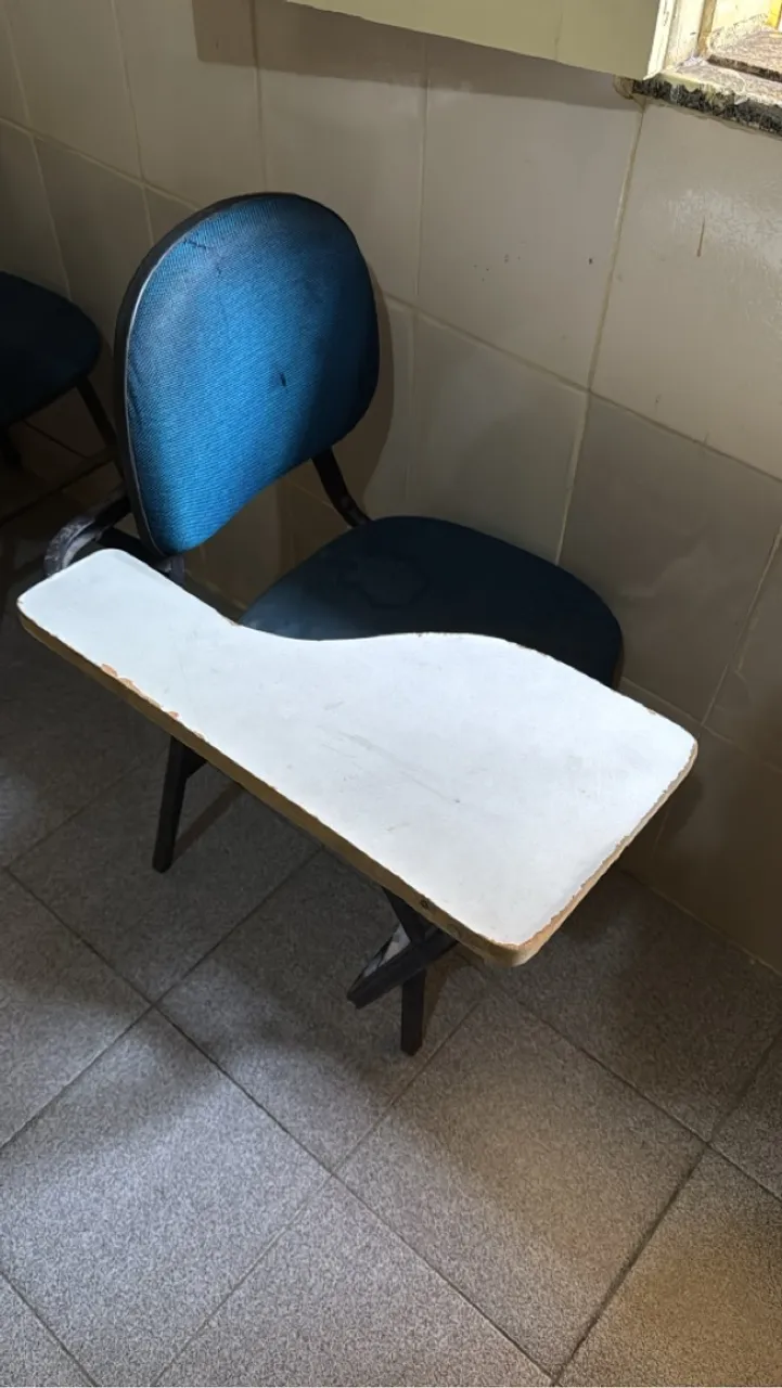 Cadeira de escritório com prancheta
