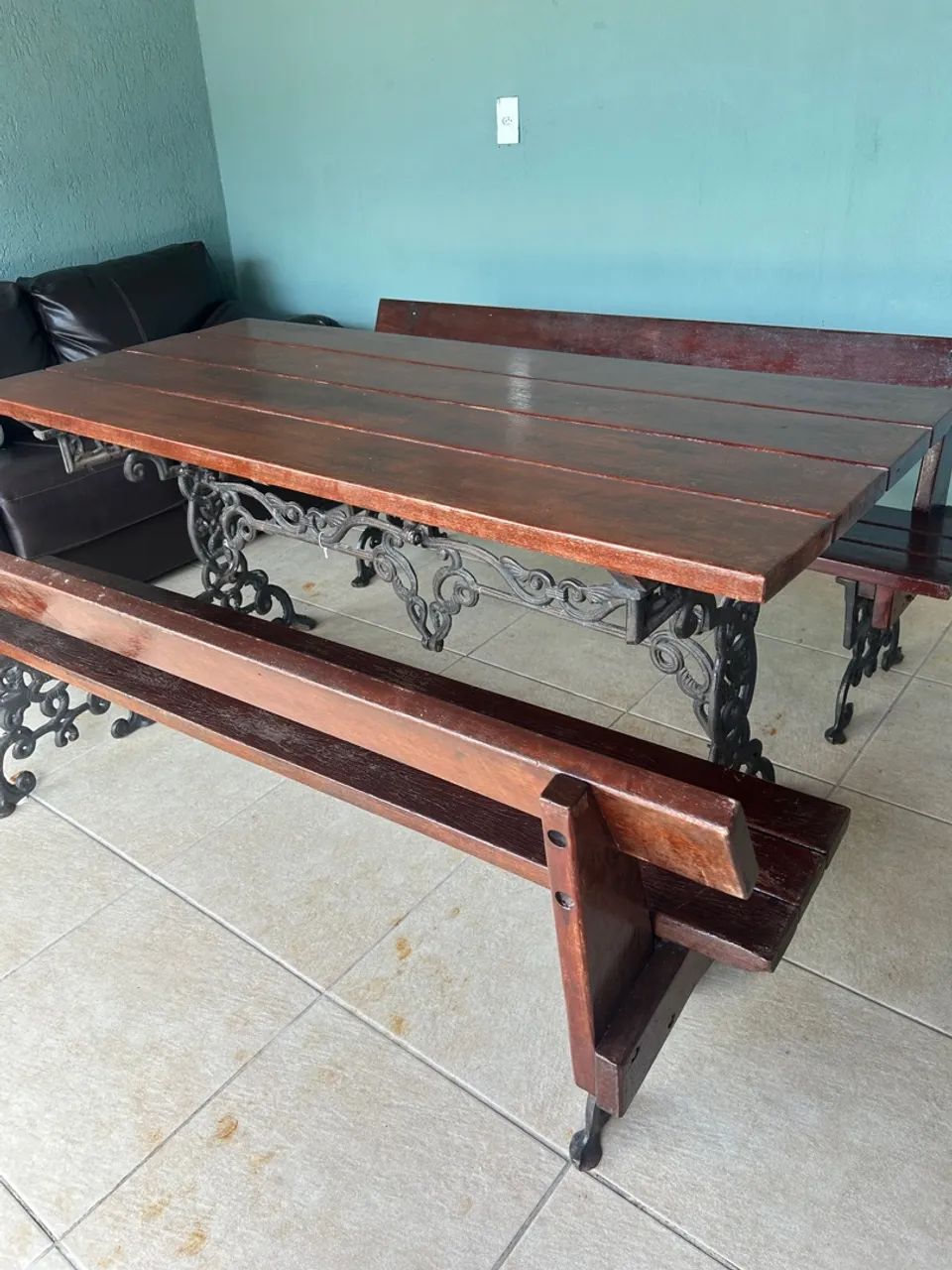 Mesa em madeira com pés de ferro