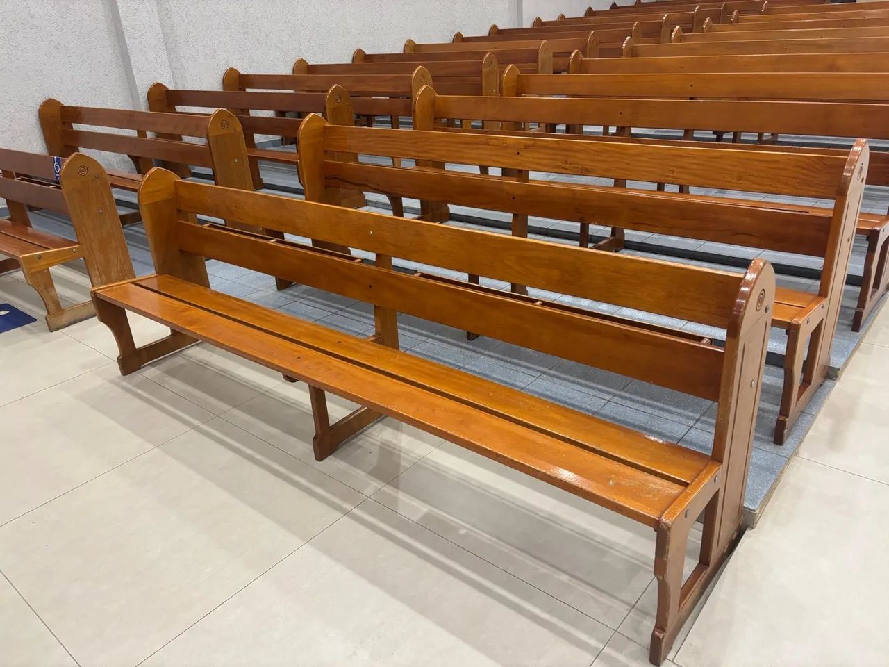 Bancos em madeira para igrejas - Foto 2