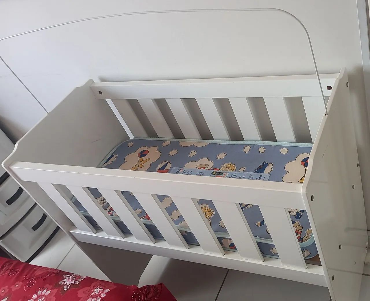 Berço de madeira branco com colchão 